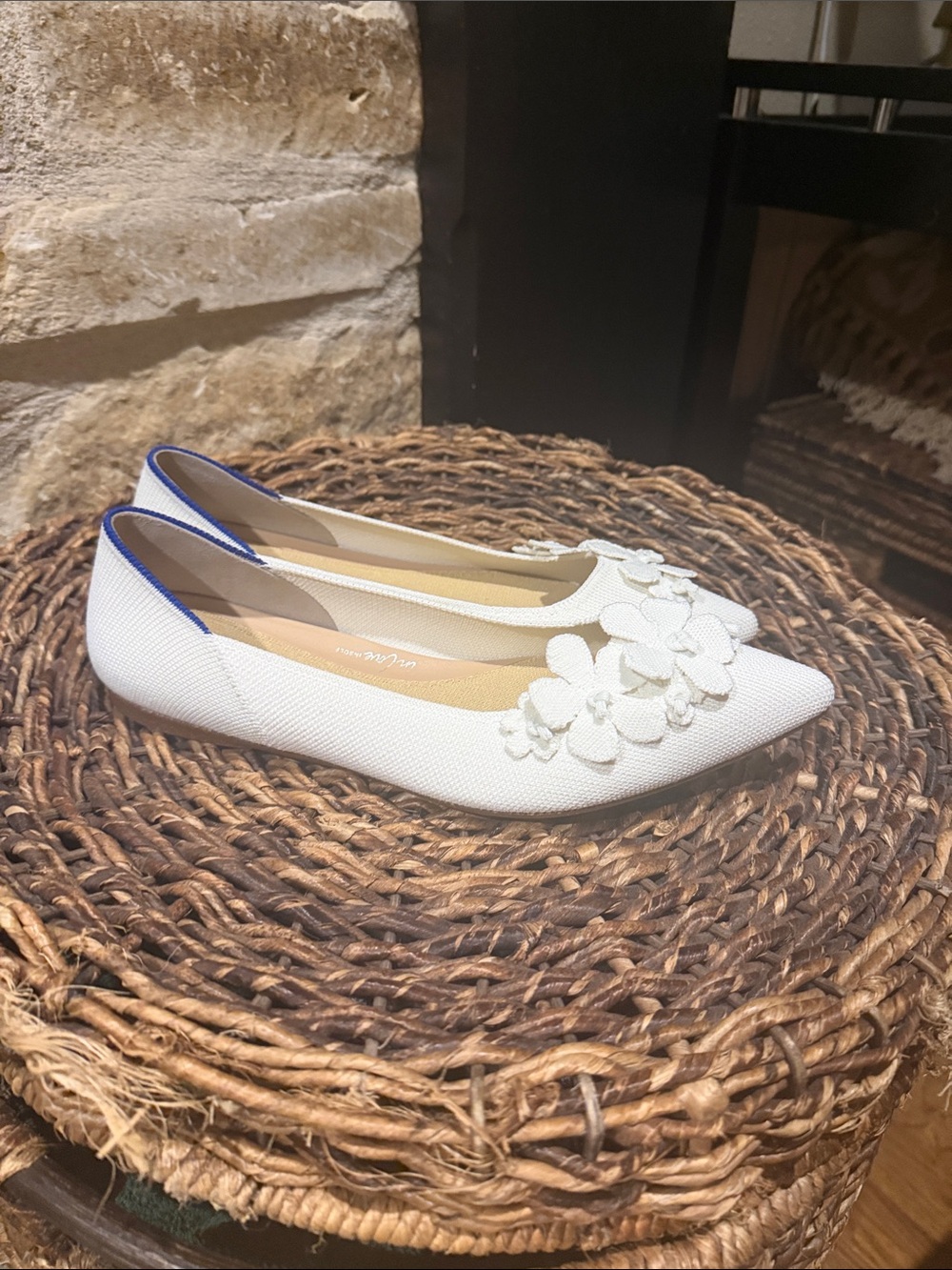 Rothy's the petal point II White Pointed-Toe Floral Appliqué Flats SZ 10